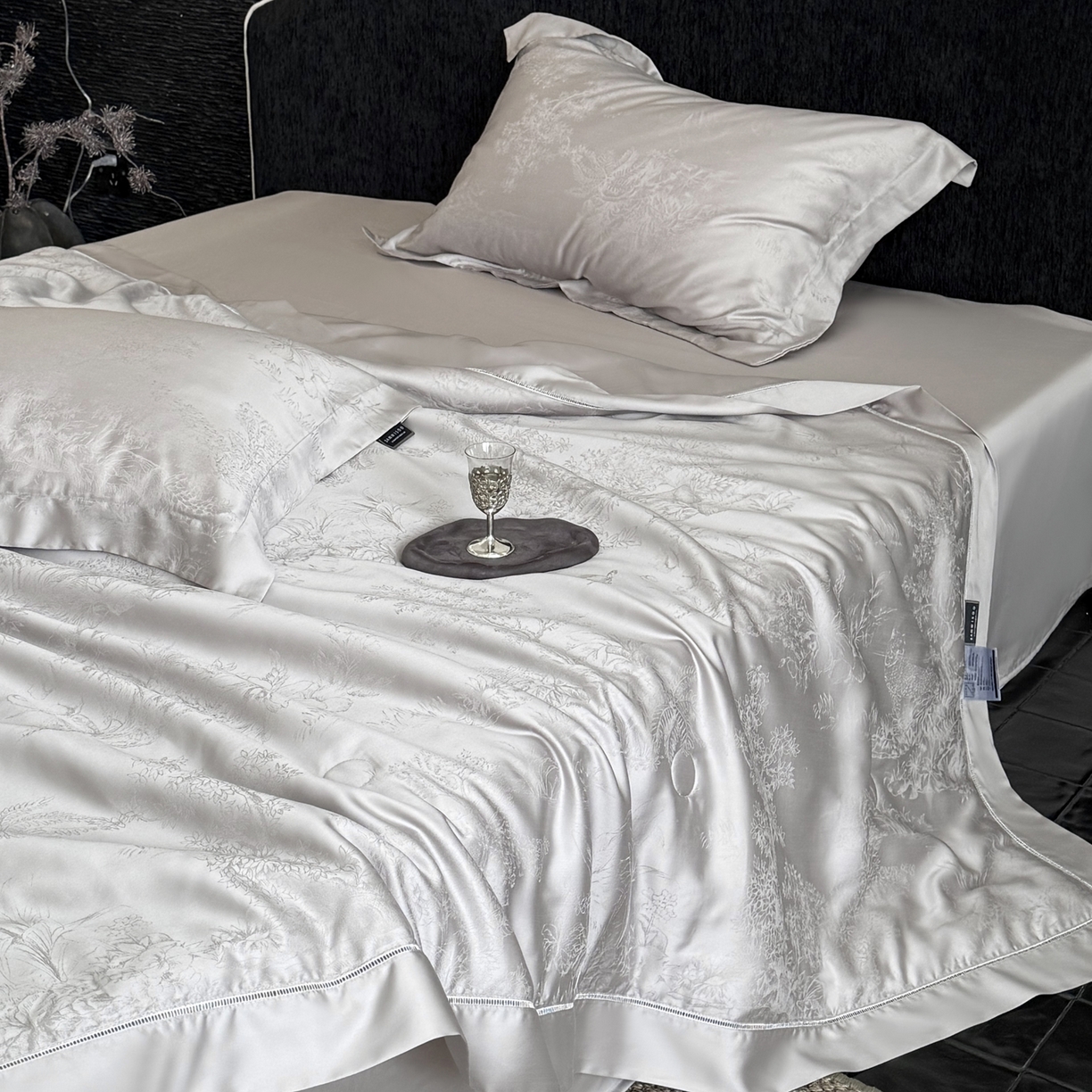 91家纺网 家纺一手货源 找家纺 （总）三味舒屋 2026新款秘境丝语系列60S兰精提花天丝夏被阿娜亚