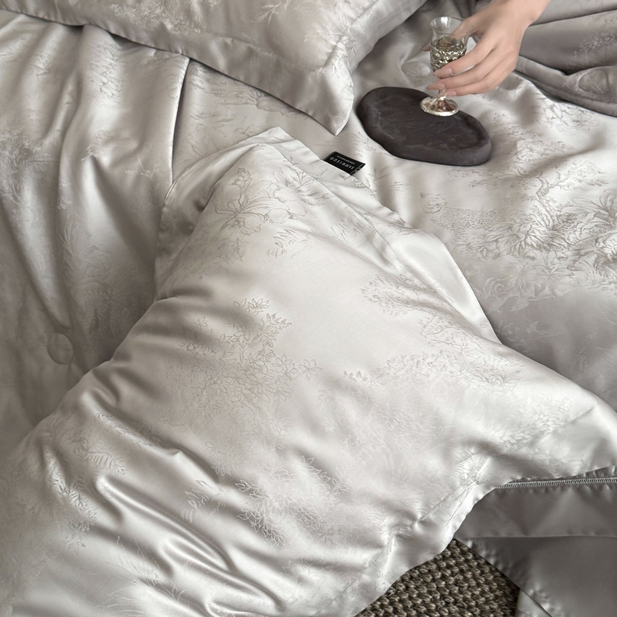 91家纺网 家纺一手货源 找家纺 三味舒屋 2026新款秘境丝语系列60S兰精提花天丝夏被阿娜亚 阿那亚银灰