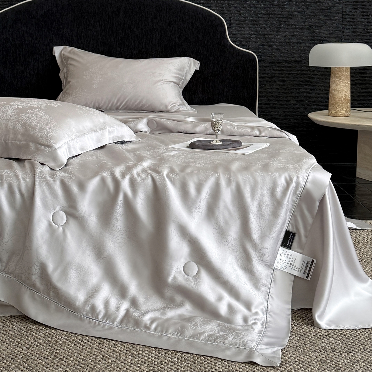 91家纺网 家纺一手货源 找家纺 三味舒屋 2026新款秘境丝语系列60S兰精提花天丝夏被阿娜亚 阿那亚银灰