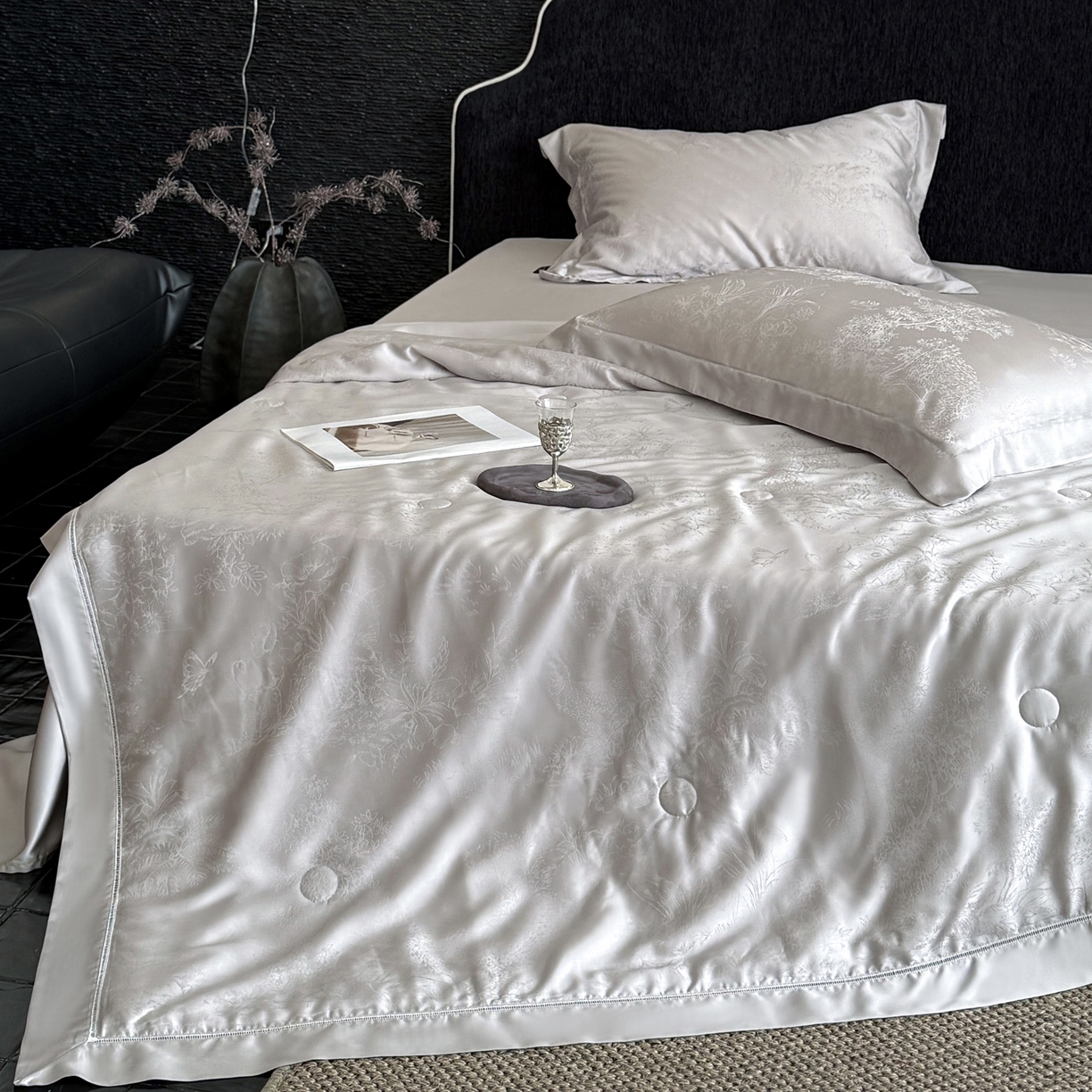 91家纺网 家纺一手货源 找家纺 三味舒屋 2026新款秘境丝语系列60S兰精提花天丝夏被阿娜亚 阿那亚银灰