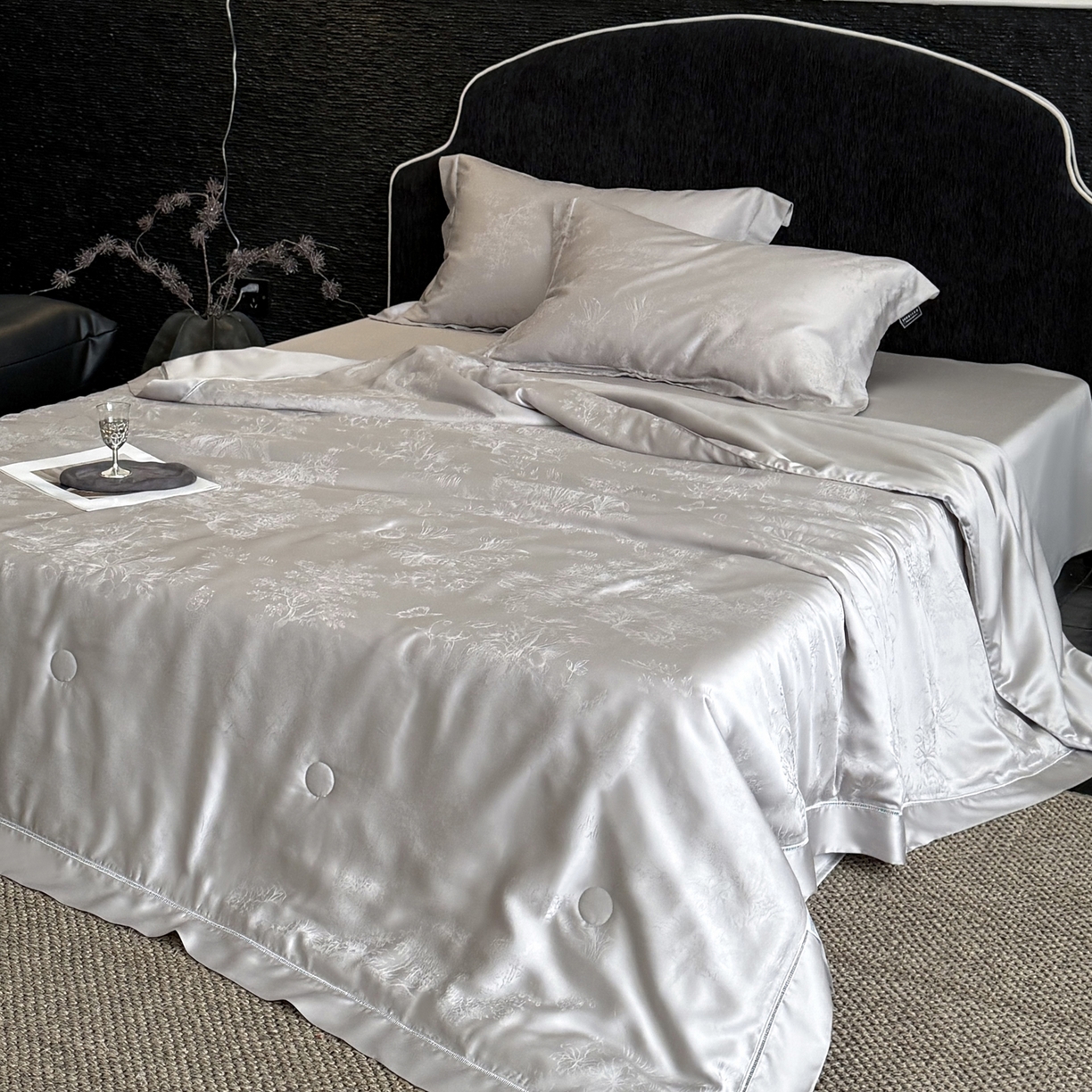 91家纺网 家纺一手货源 找家纺 三味舒屋 2026新款秘境丝语系列60S兰精提花天丝夏被阿娜亚 阿那亚银灰