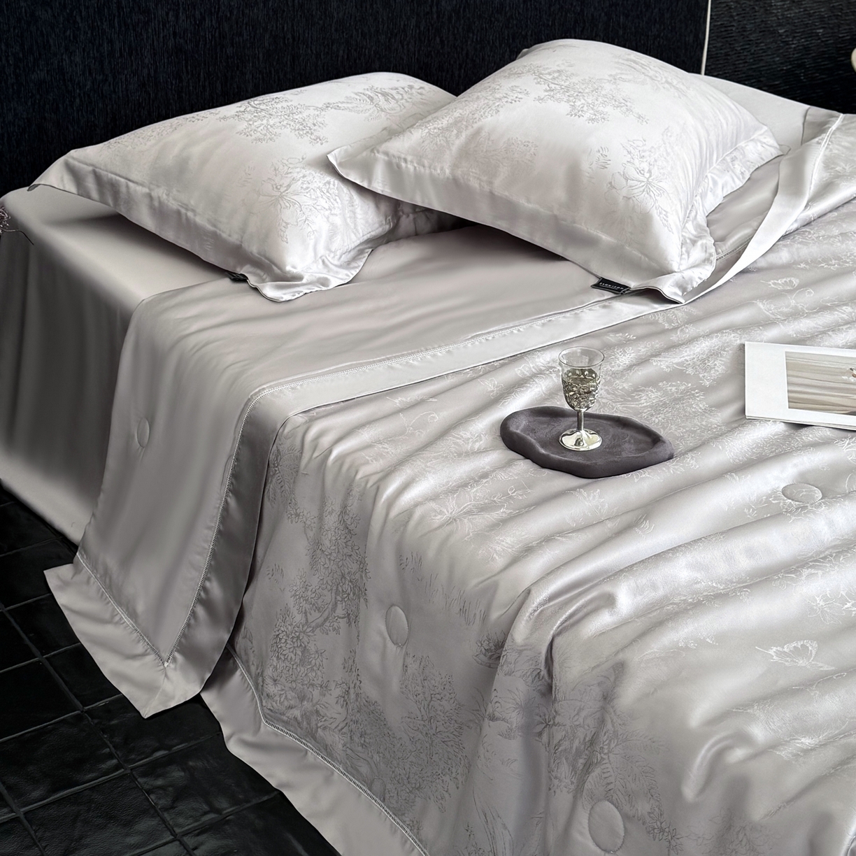 91家纺网 家纺一手货源 找家纺 三味舒屋 2026新款秘境丝语系列60S兰精提花天丝夏被阿娜亚 阿那亚银灰