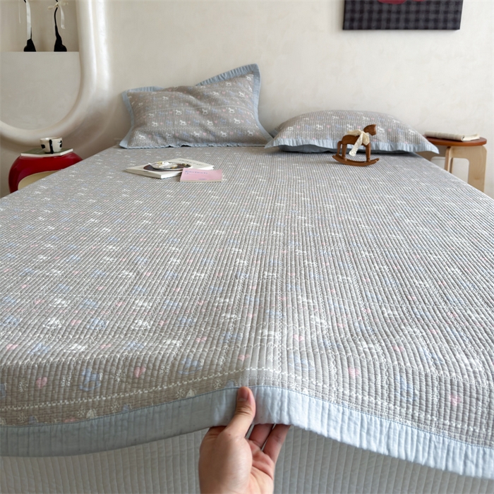 91家纺网 家纺一手货源 找家纺 床盖工厂店 2026春夏新款双面100%全棉填充80棉花床盖三件套 冬日恋歌 灰