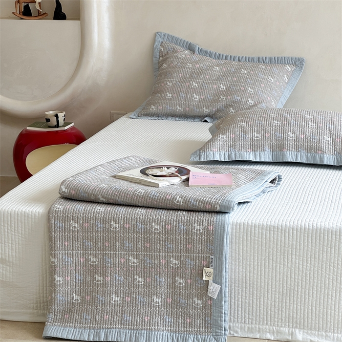 91家纺网 家纺一手货源 找家纺 床盖工厂店 2026春夏新款双面100%全棉填充80棉花床盖三件套 冬日恋歌 灰