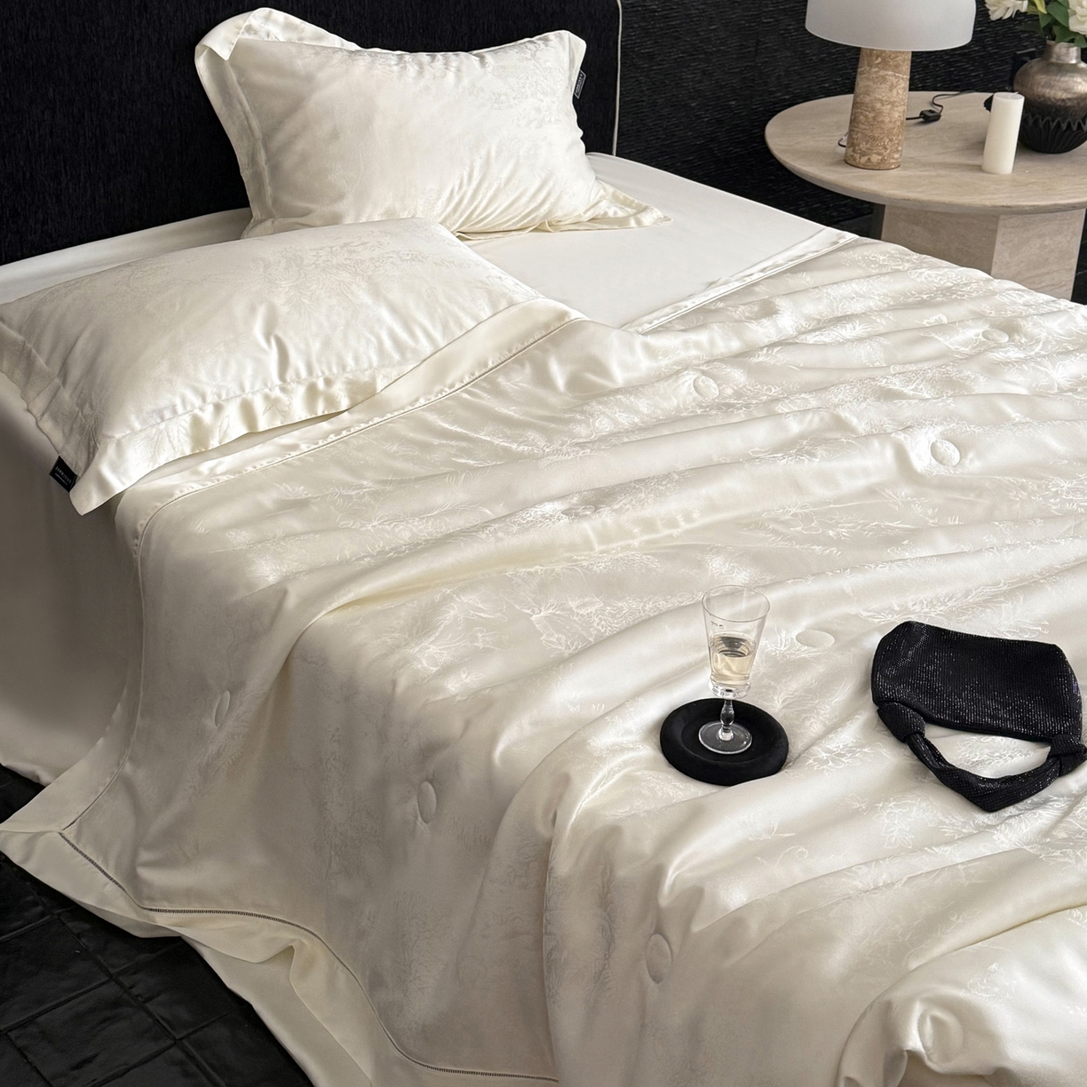 91家纺网 家纺一手货源 找家纺 三味舒屋 2026新款秘境丝语系列60S兰精提花天丝夏被阿娜亚 阿那亚珍珠白