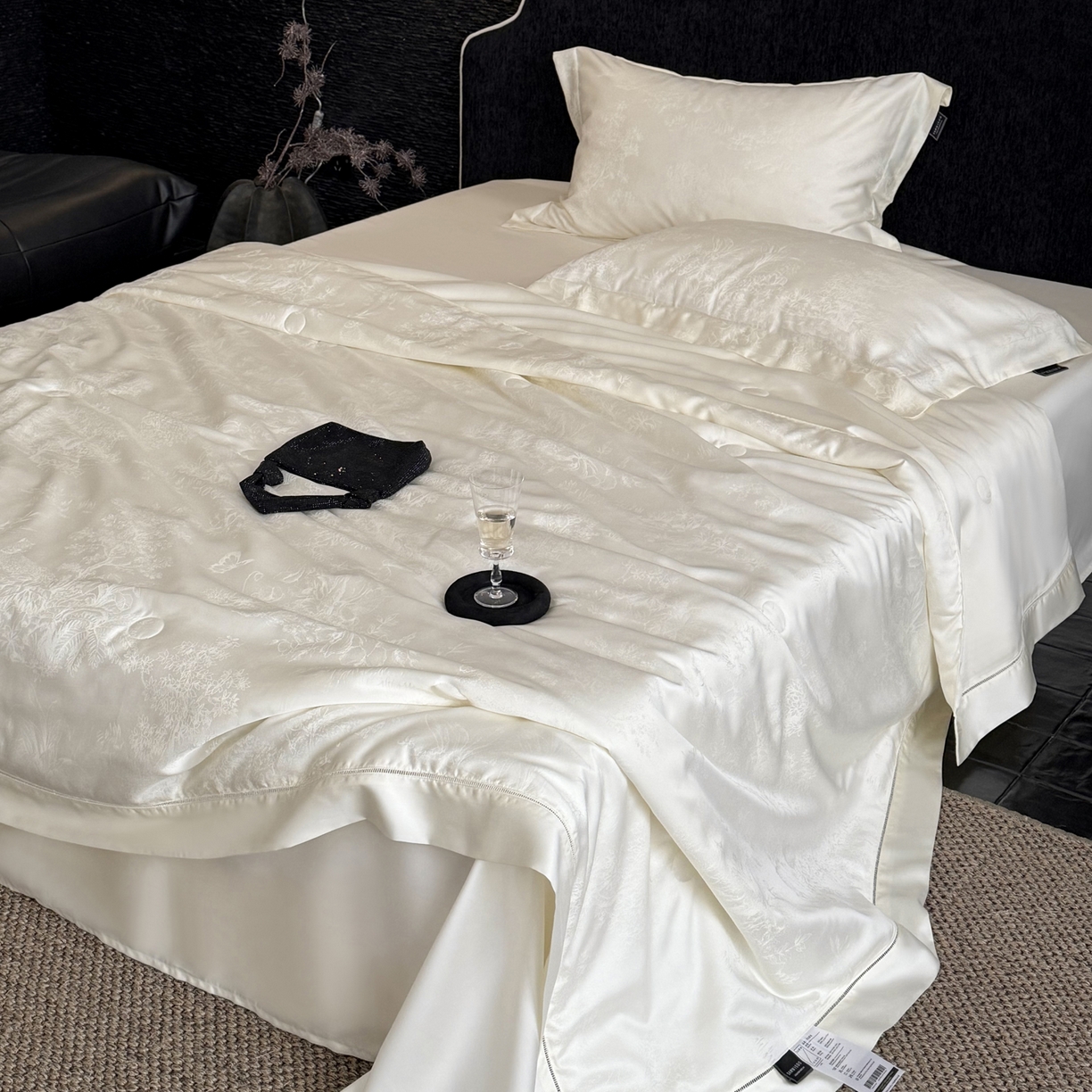 91家纺网 家纺一手货源 找家纺 三味舒屋 2026新款秘境丝语系列60S兰精提花天丝夏被阿娜亚 阿那亚珍珠白