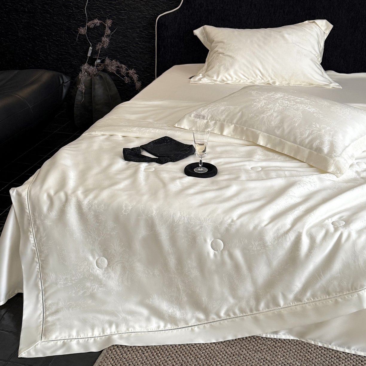 91家纺网 家纺一手货源 找家纺 三味舒屋 2026新款秘境丝语系列60S兰精提花天丝夏被阿娜亚 阿那亚珍珠白