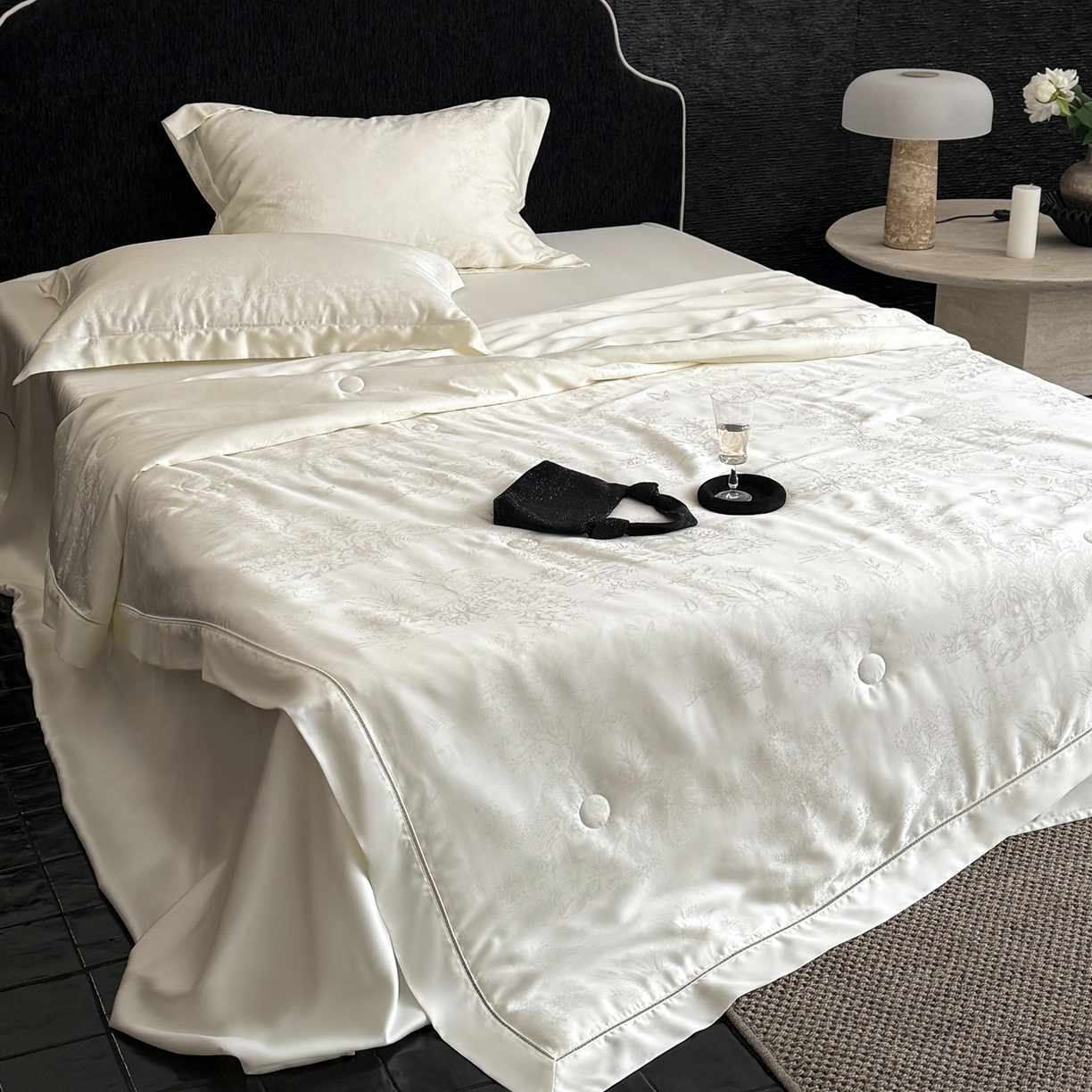 91家纺网 家纺一手货源 找家纺 三味舒屋 2026新款秘境丝语系列60S兰精提花天丝夏被阿娜亚 阿那亚珍珠白