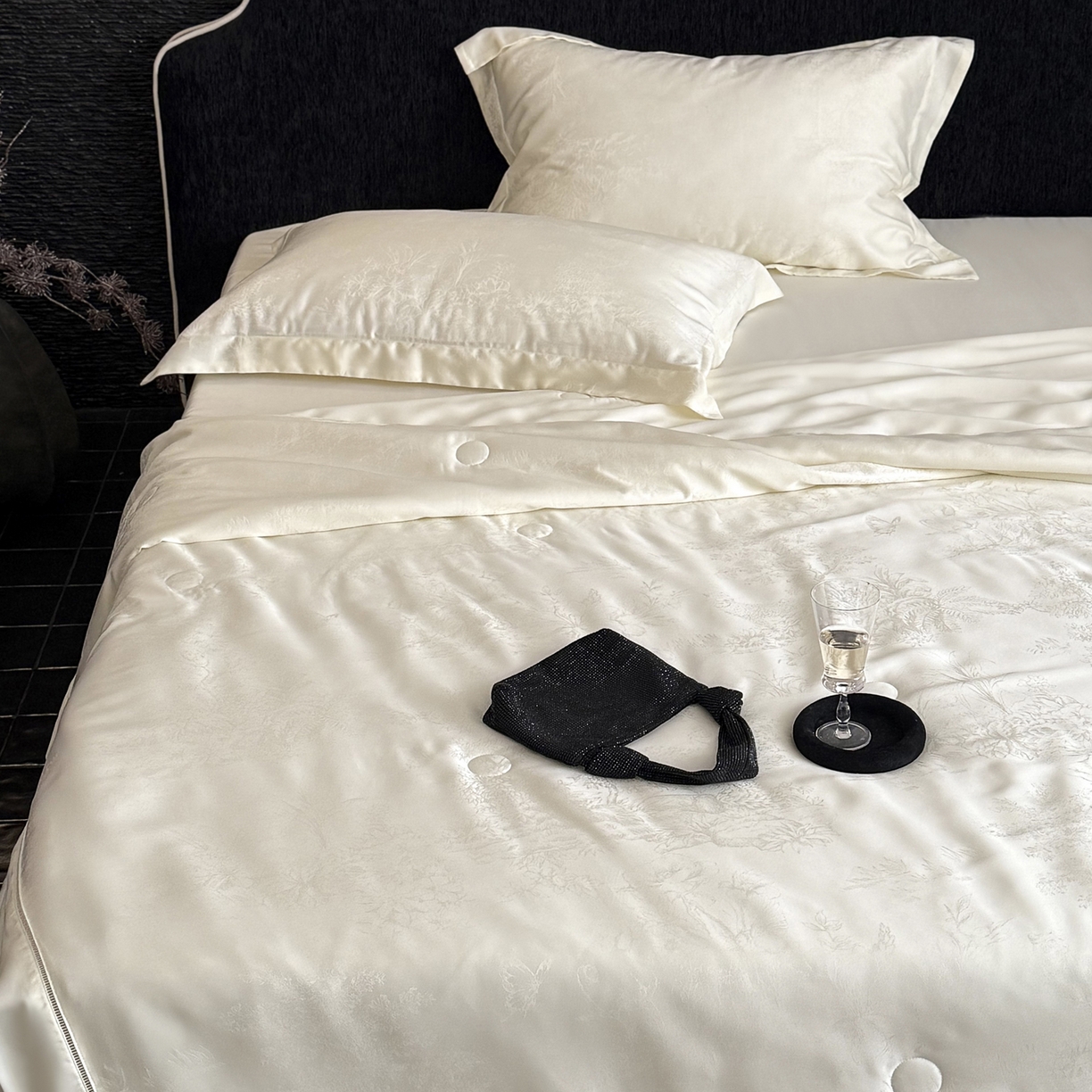 91家纺网 家纺一手货源 找家纺 三味舒屋 2026新款秘境丝语系列60S兰精提花天丝夏被阿娜亚 阿那亚珍珠白