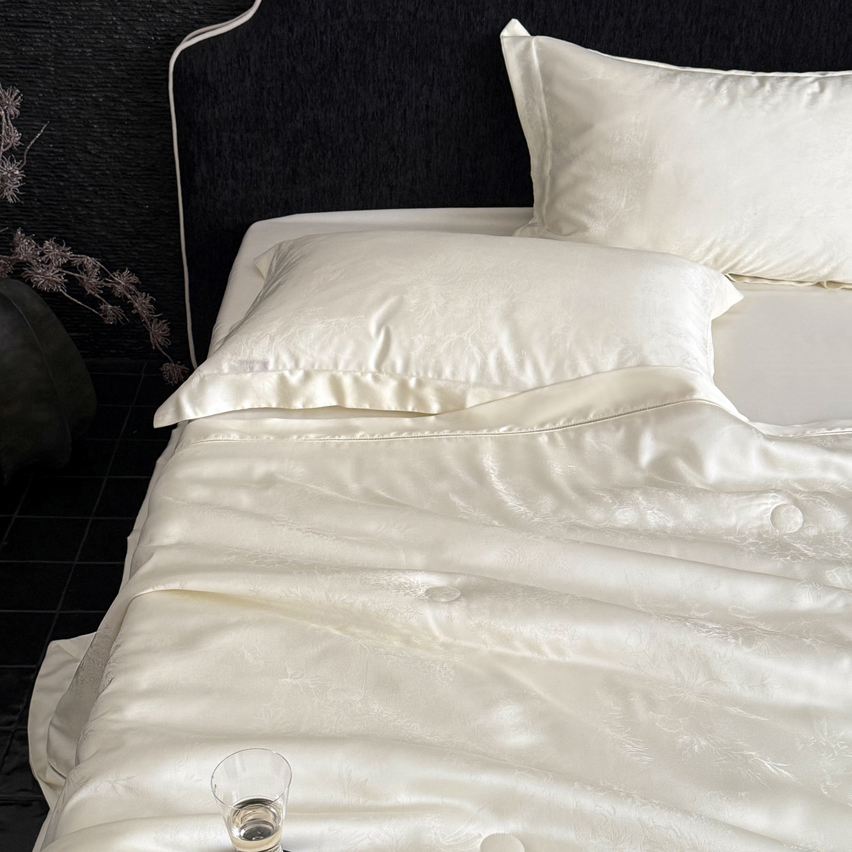 91家纺网 家纺一手货源 找家纺 三味舒屋 2026新款秘境丝语系列60S兰精提花天丝夏被阿娜亚 阿那亚珍珠白