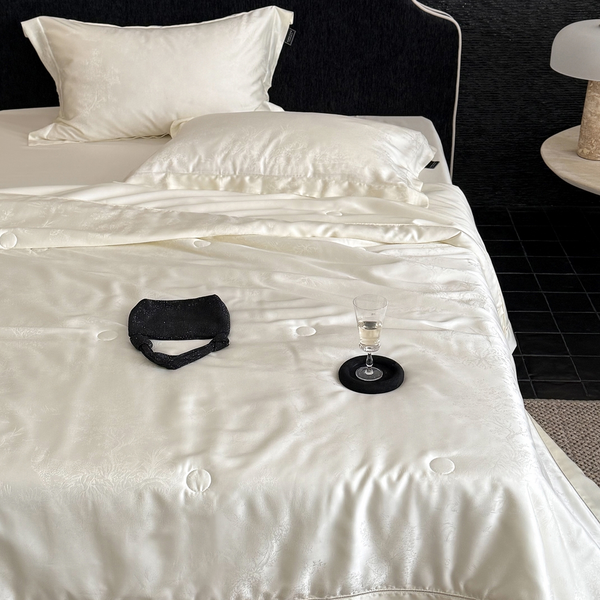 91家纺网 家纺一手货源 找家纺 三味舒屋 2026新款秘境丝语系列60S兰精提花天丝夏被阿娜亚 阿那亚珍珠白