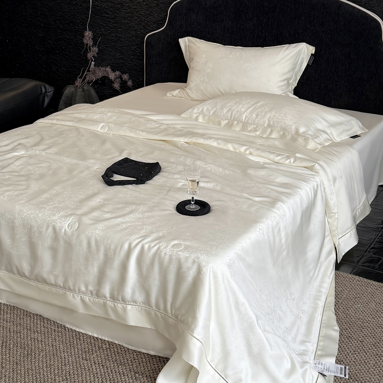 91家纺网 家纺一手货源 找家纺 三味舒屋 2026新款秘境丝语系列60S兰精提花天丝夏被阿娜亚 阿那亚珍珠白