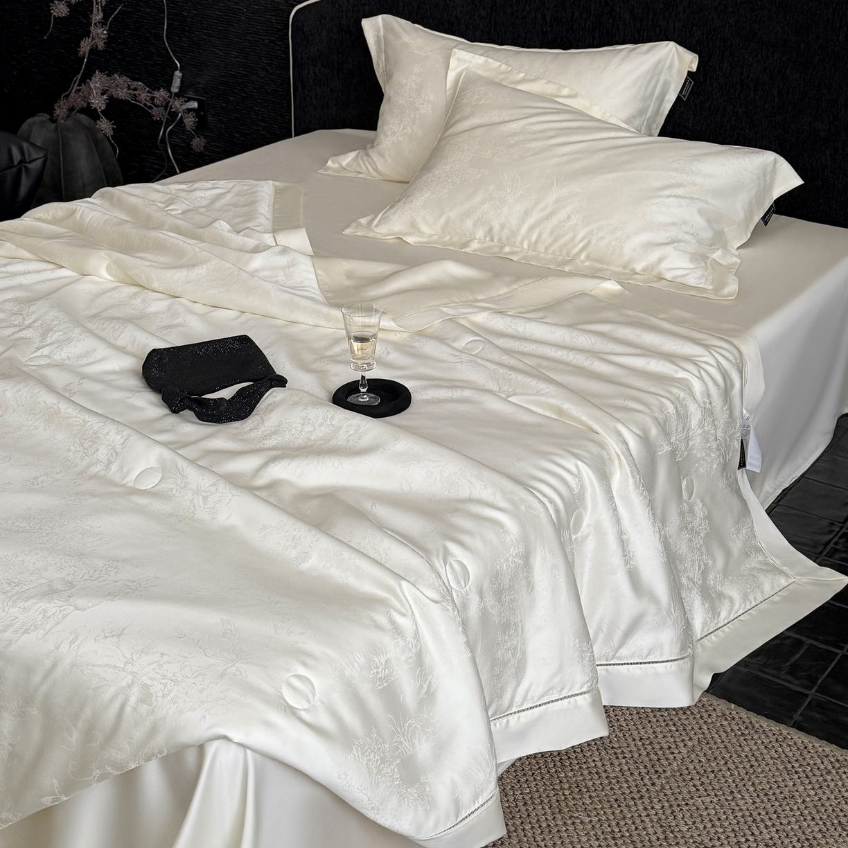 91家纺网 家纺一手货源 找家纺 三味舒屋 2026新款秘境丝语系列60S兰精提花天丝夏被阿娜亚 阿那亚珍珠白