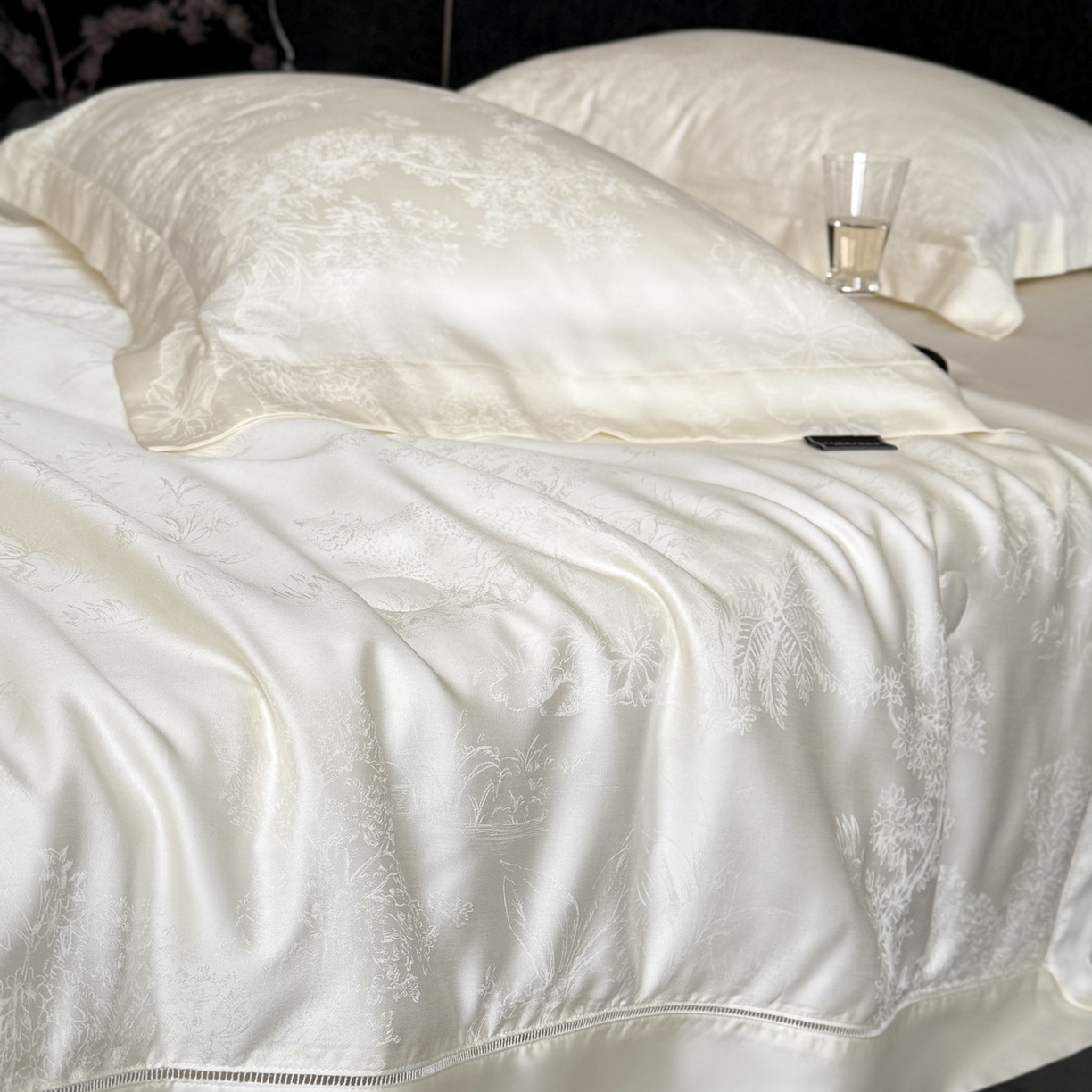 91家纺网 家纺一手货源 找家纺 三味舒屋 2026新款秘境丝语系列60S兰精提花天丝夏被阿娜亚 阿那亚珍珠白