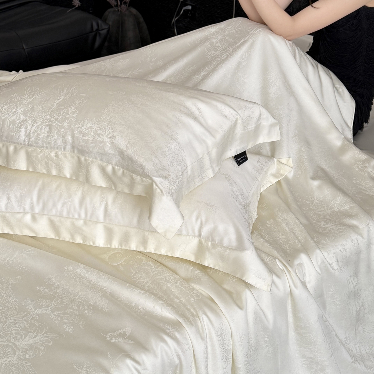 91家纺网 家纺一手货源 找家纺 三味舒屋 2026新款秘境丝语系列60S兰精提花天丝夏被阿娜亚 阿那亚珍珠白