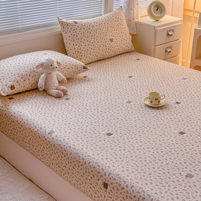 91家纺网 家纺一手货源 找家纺 爱多多家居 2026春夏新款水洗古棉单床笠 床笠三件套 床笠-碎花小兔