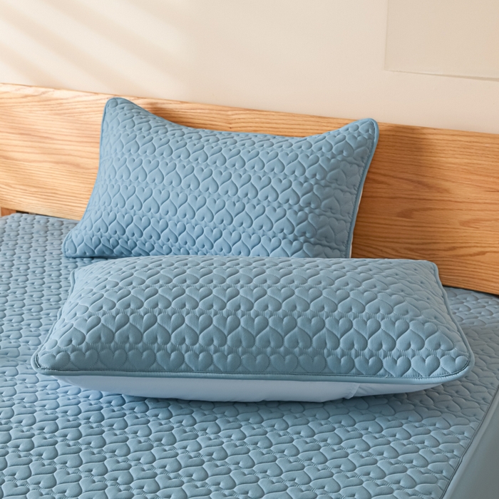 91家纺网 家纺一手货源 找家纺 曼陀罗 2026新款A类母婴级新疆棉花夹棉防水单床笠 床笠单件-倾心 倾心-雾蓝