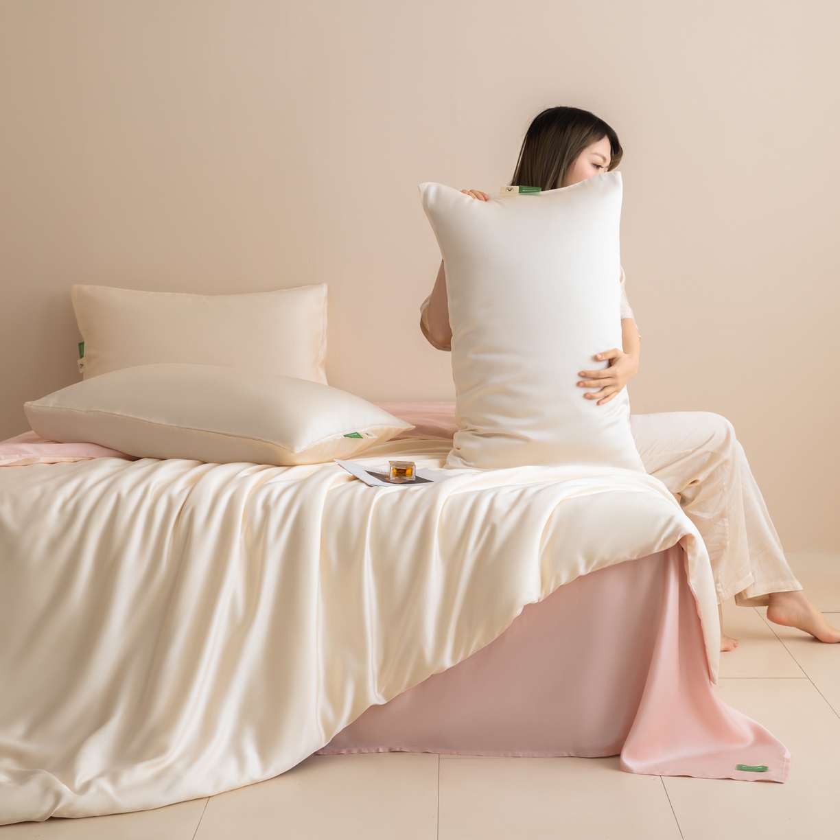 91家纺网 家纺一手货源 找家纺 眠博士 2026新款60S天丝莱赛尔纯色四件套 60S天丝套件-云朵白+粉