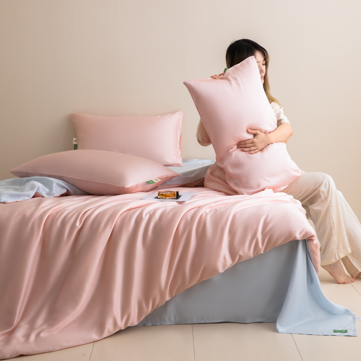 91家纺网 家纺一手货源 找家纺 眠博士 2026新款60S天丝莱赛尔纯色四件套 60S天丝套件-云朵粉+蓝