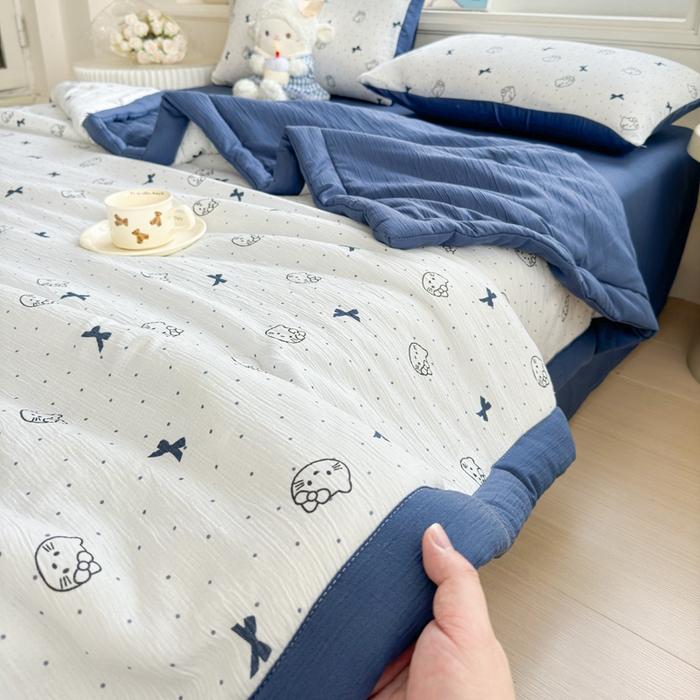91家纺网 家纺一手货源 找家纺 贝扬思家纺 2026新款三层纱柔软亲肤夏被夏凉被空调被-柔纱 柔纱-蓝莓小猫