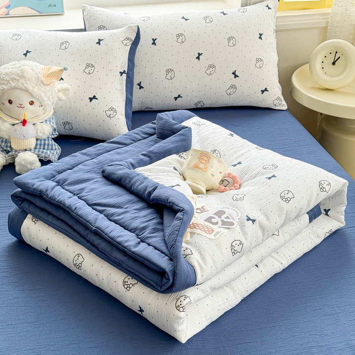 91家纺网 家纺一手货源 找家纺 贝扬思家纺 2026新款三层纱柔软亲肤夏被夏凉被空调被-柔纱 柔纱-蓝莓小猫