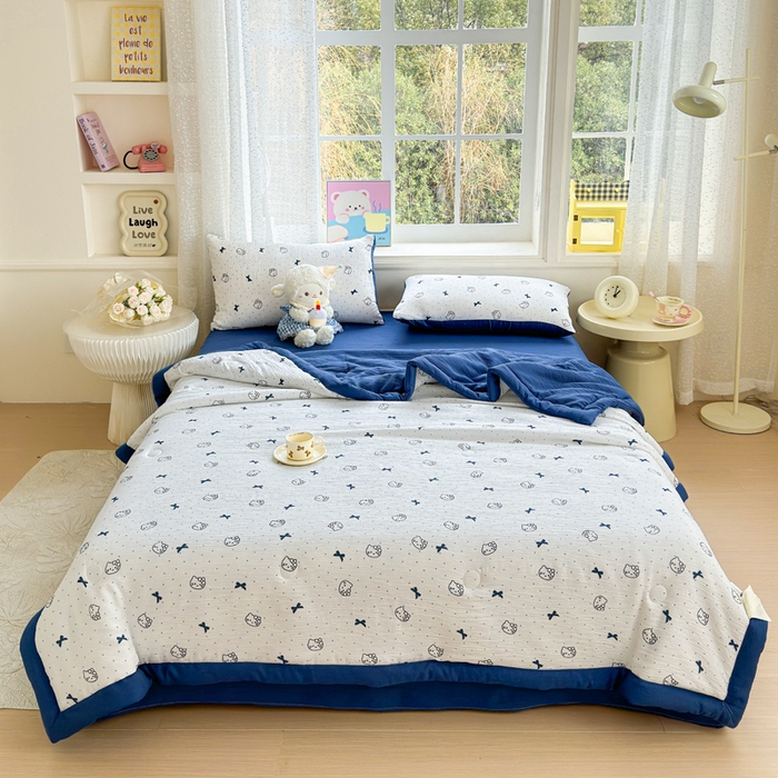 91家纺网 家纺一手货源 找家纺 贝扬思家纺 2026新款三层纱柔软亲肤夏被夏凉被空调被-柔纱 柔纱-蓝莓小猫