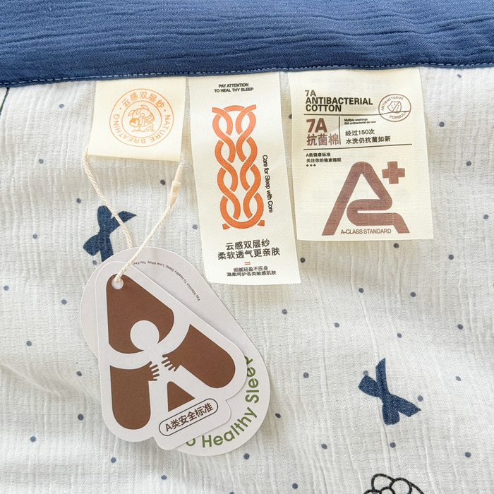 91家纺网 家纺一手货源 找家纺 贝扬思家纺 2026新款三层纱柔软亲肤夏被夏凉被空调被-柔纱 柔纱-蓝莓小猫