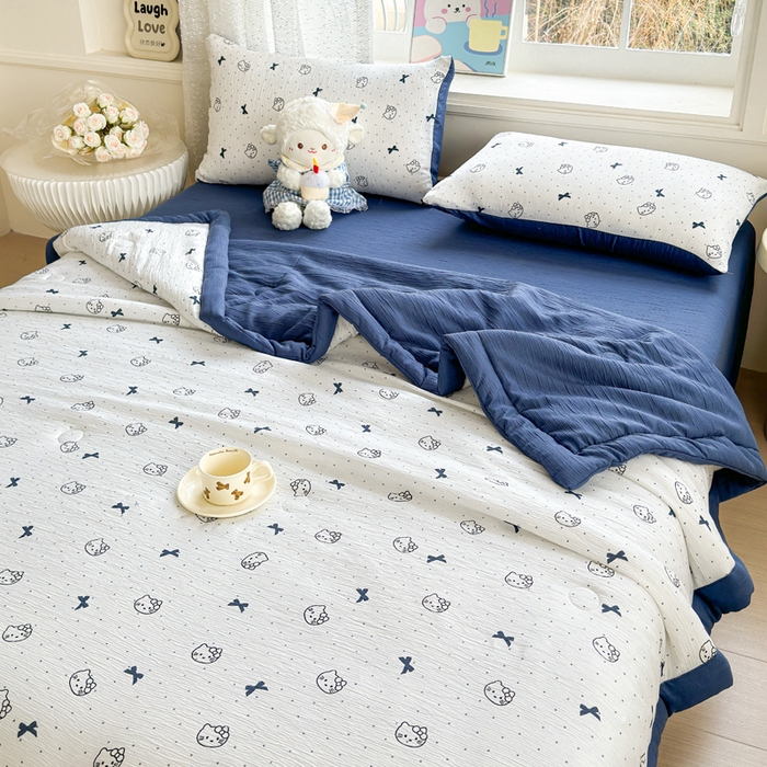 91家纺网 家纺一手货源 找家纺 贝扬思家纺 2026新款三层纱柔软亲肤夏被夏凉被空调被-柔纱 柔纱-蓝莓小猫