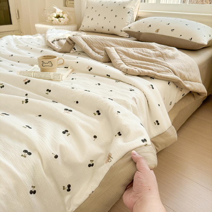 91家纺网 家纺一手货源 找家纺 贝扬思家纺 2026新款三层纱柔软亲肤夏被夏凉被空调被-柔纱 柔纱-樱桃物语