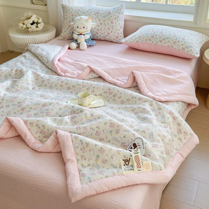 91家纺网 家纺一手货源 找家纺 贝扬思家纺 2026新款三层纱柔软亲肤夏被夏凉被空调被-柔纱 柔纱-花丛点点猫