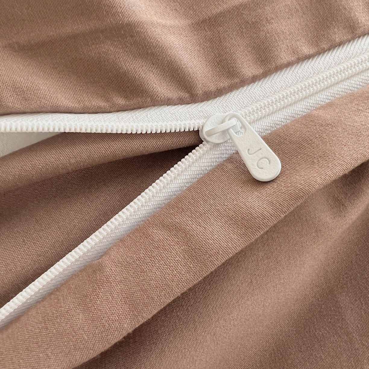 91家纺网 家纺一手货源 找家纺 缦绣阁家纺 2026新款亲肤水洗棉纯色四件套床单被罩被套单件学生宿舍上下铺单人三件套 纯色豆沙