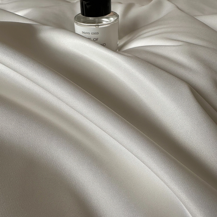 91家纺网 家纺一手货源 找家纺 缦绣阁家纺  2026新款夏季轻奢水洗冰丝四件套真丝简约纯色被罩被套学生宿舍三件套-洛可可系列 洛可可-白+银灰