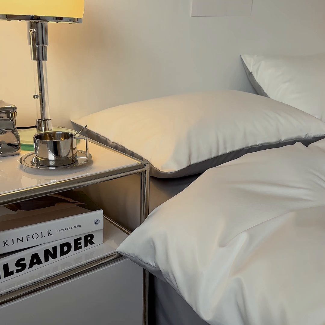 91家纺网 家纺一手货源 找家纺 缦绣阁家纺  2026新款夏季轻奢水洗冰丝四件套真丝简约纯色被罩被套学生宿舍三件套-洛可可系列 洛可可-白+银灰