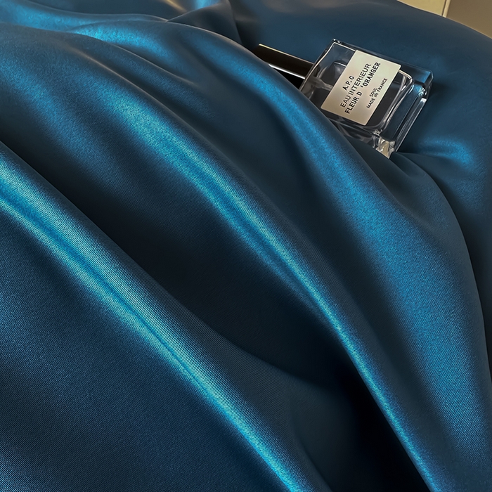 91家纺网 家纺一手货源 找家纺 缦绣阁家纺  2026新款夏季轻奢水洗冰丝四件套真丝简约纯色被罩被套学生宿舍三件套-洛可可系列 洛可可-宾利蓝+灰