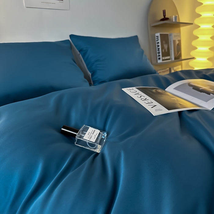 91家纺网 家纺一手货源 找家纺 缦绣阁家纺  2026新款夏季轻奢水洗冰丝四件套真丝简约纯色被罩被套学生宿舍三件套-洛可可系列 洛可可-宾利蓝+灰