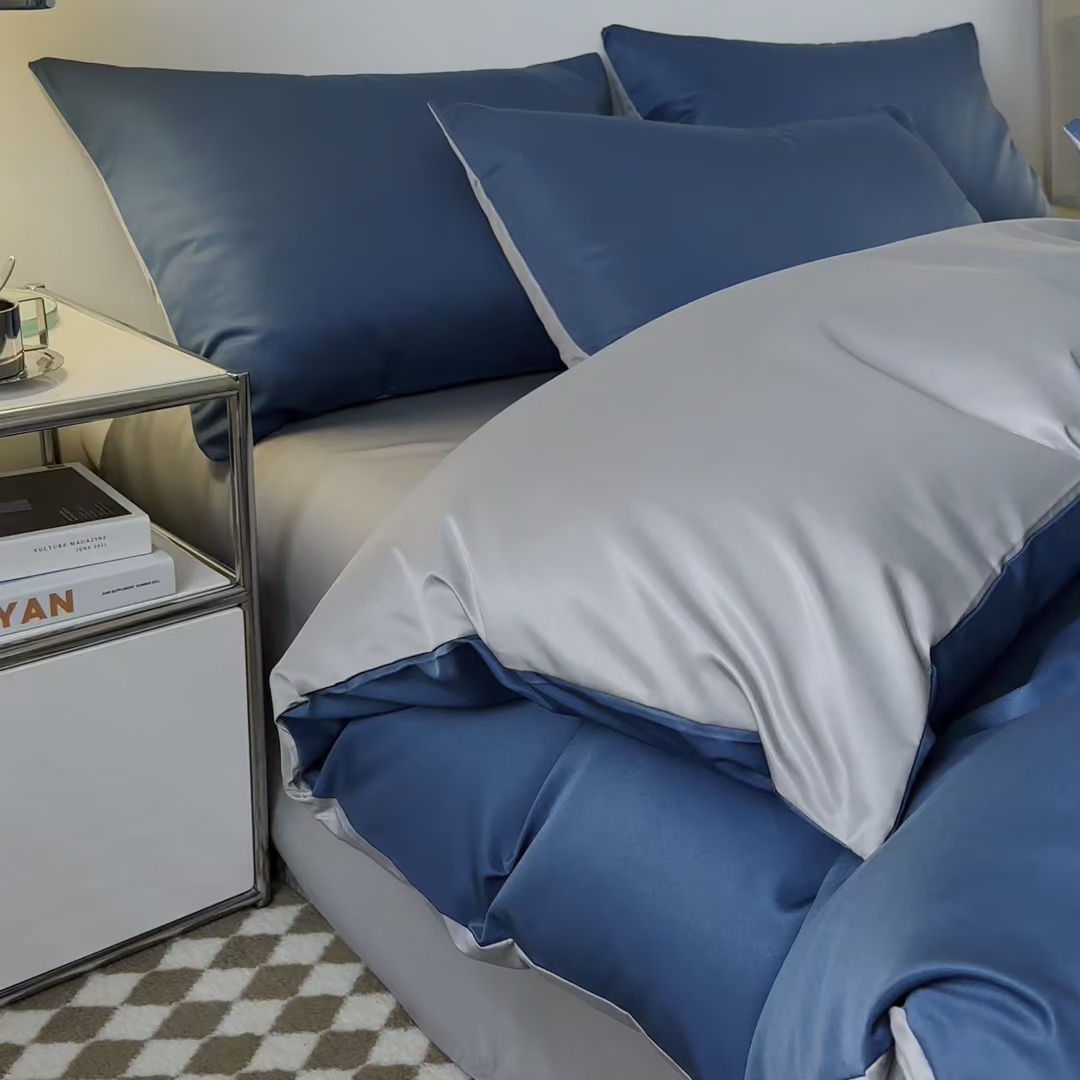 91家纺网 家纺一手货源 找家纺 缦绣阁家纺  2026新款夏季轻奢水洗冰丝四件套真丝简约纯色被罩被套学生宿舍三件套-洛可可系列 洛可可-宾利蓝+灰