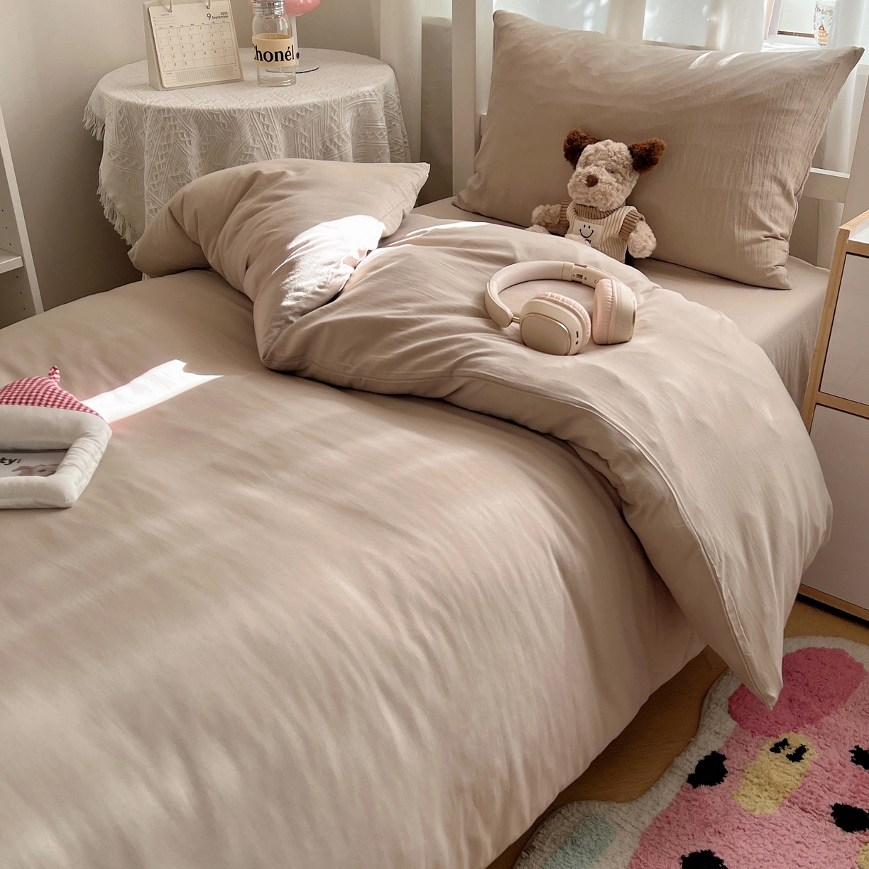 91家纺网 家纺一手货源 找家纺 缦绣阁家纺 2026新款亲肤水洗棉纯色四件套床单被罩被套单件学生宿舍上下铺单人三件套 纯色浅咖