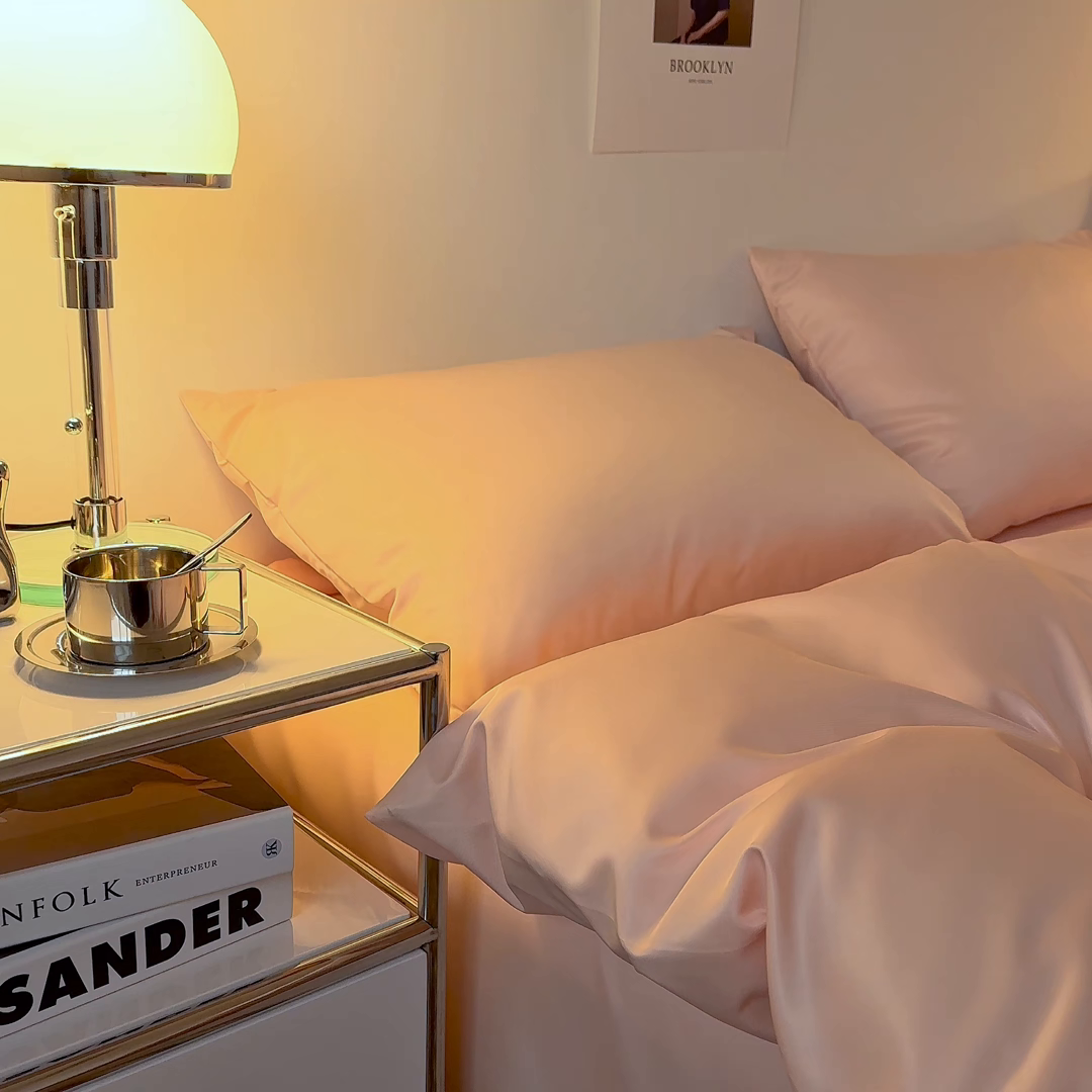 91家纺网 家纺一手货源 找家纺 缦绣阁家纺  2026新款夏季轻奢水洗冰丝四件套真丝简约纯色被罩被套学生宿舍三件套-洛可可系列 洛可可-纯粉