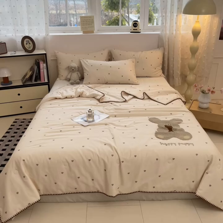 91家纺网 家纺一手货源 找家纺 一加一 2026新款全棉双层纱卡通毛巾绣大豆夏被夏凉被空调被-卡通生活 抱熊小狗