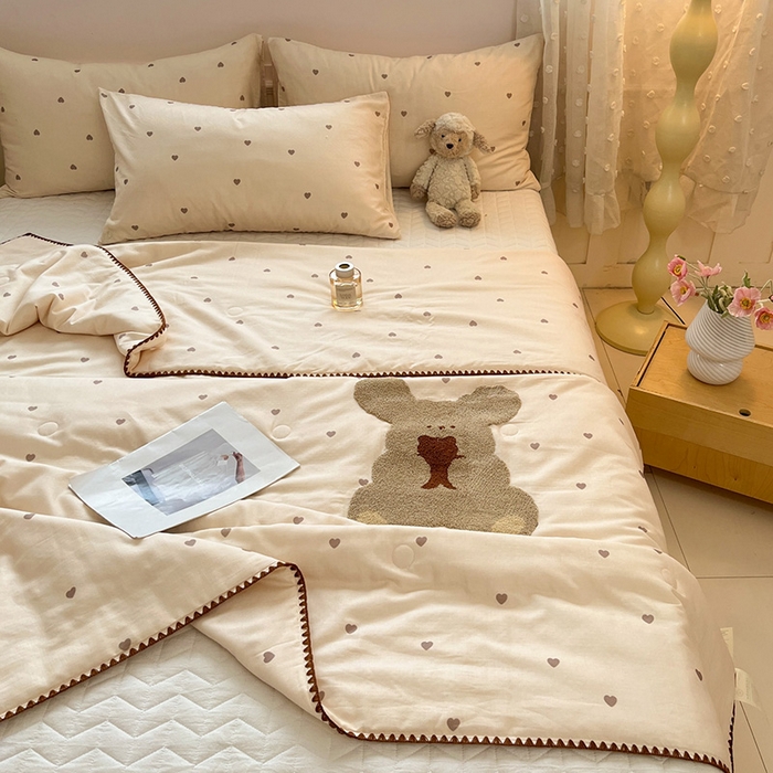 91家纺网 家纺一手货源 找家纺 一加一 2026新款全棉双层纱卡通毛巾绣大豆夏被夏凉被空调被-卡通生活 抱熊小狗