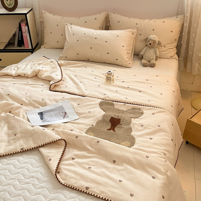 91家纺网 家纺一手货源 找家纺 一加一 2026新款全棉双层纱卡通毛巾绣大豆夏被夏凉被空调被-卡通生活 抱熊小狗