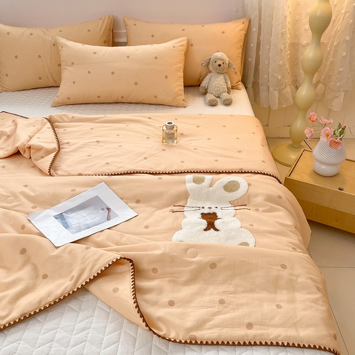 91家纺网 家纺一手货源 找家纺 一加一 2026新款全棉双层纱卡通毛巾绣大豆夏被夏凉被空调被-卡通生活 抱熊小兔