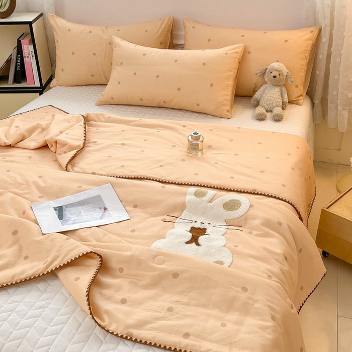 91家纺网 家纺一手货源 找家纺 一加一 2026新款全棉双层纱卡通毛巾绣大豆夏被夏凉被空调被-卡通生活 抱熊小兔