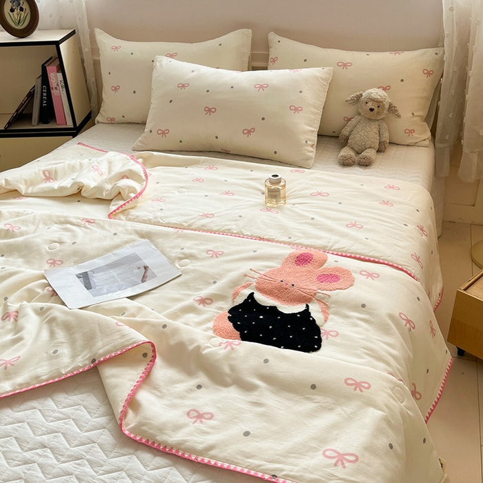 91家纺网 家纺一手货源 找家纺 一加一 2026新款全棉双层纱卡通毛巾绣大豆夏被夏凉被空调被-卡通生活 蝴蝶结小兔