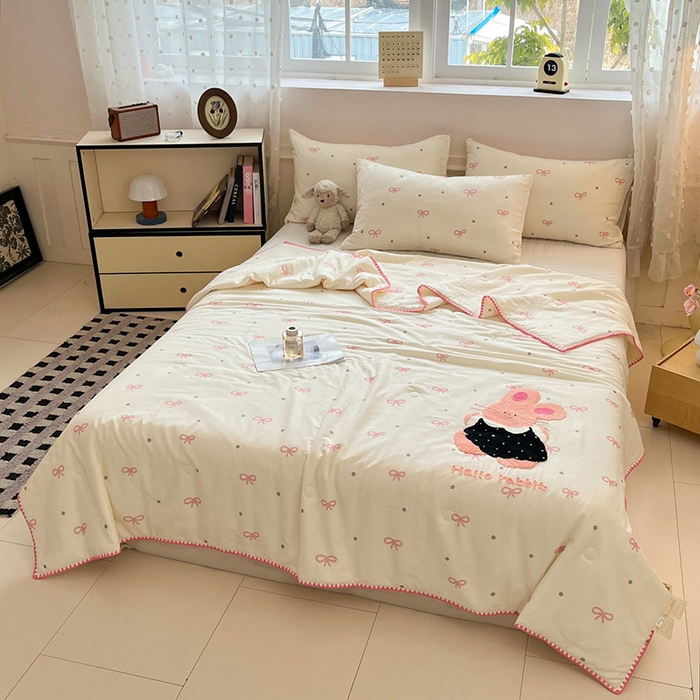91家纺网 家纺一手货源 找家纺 一加一 2026新款全棉双层纱卡通毛巾绣大豆夏被夏凉被空调被-卡通生活 蝴蝶结小兔