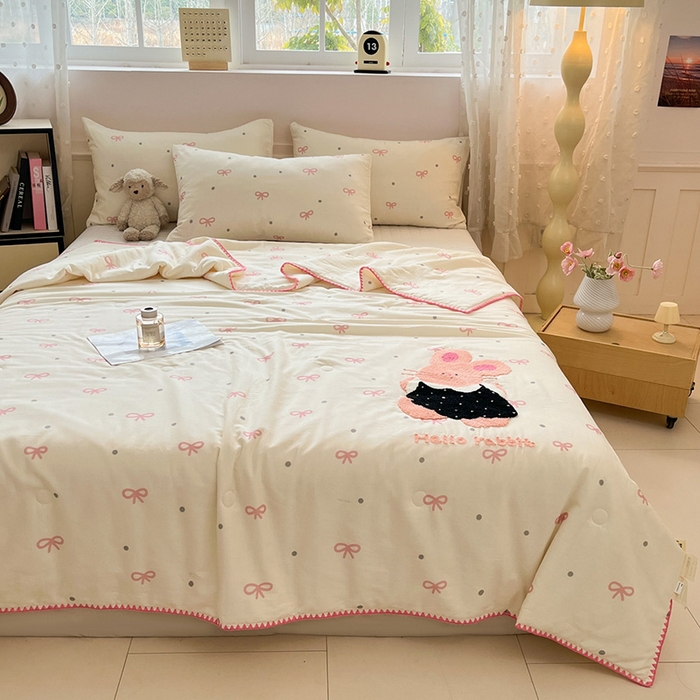 91家纺网 家纺一手货源 找家纺 一加一 2026新款全棉双层纱卡通毛巾绣大豆夏被夏凉被空调被-卡通生活 蝴蝶结小兔