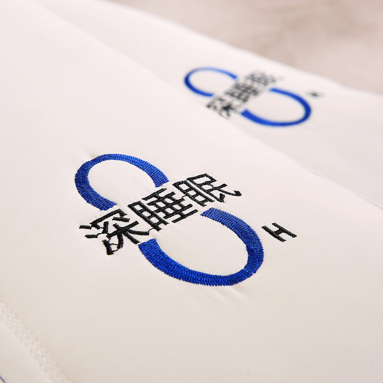 91家纺网 家纺一手货源 找家纺 橘夏家纺 2026新款8小时深睡眠刺绣款枕芯 立体分区透气家用助眠枕头芯 8小时深睡眠刺绣款-白色