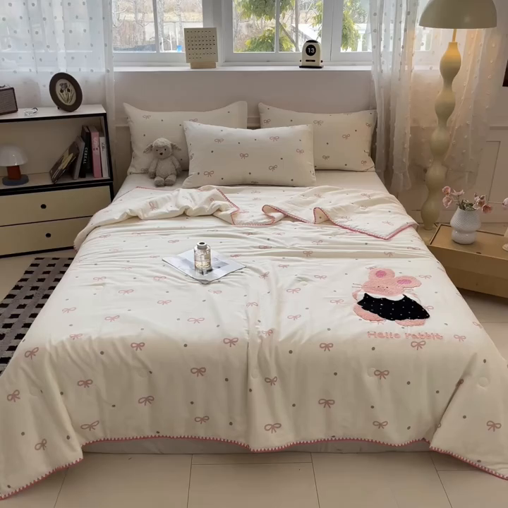 91家纺网 家纺一手货源 找家纺 一加一 2026新款全棉双层纱卡通毛巾绣大豆夏被夏凉被空调被-卡通生活 蝴蝶结小兔
