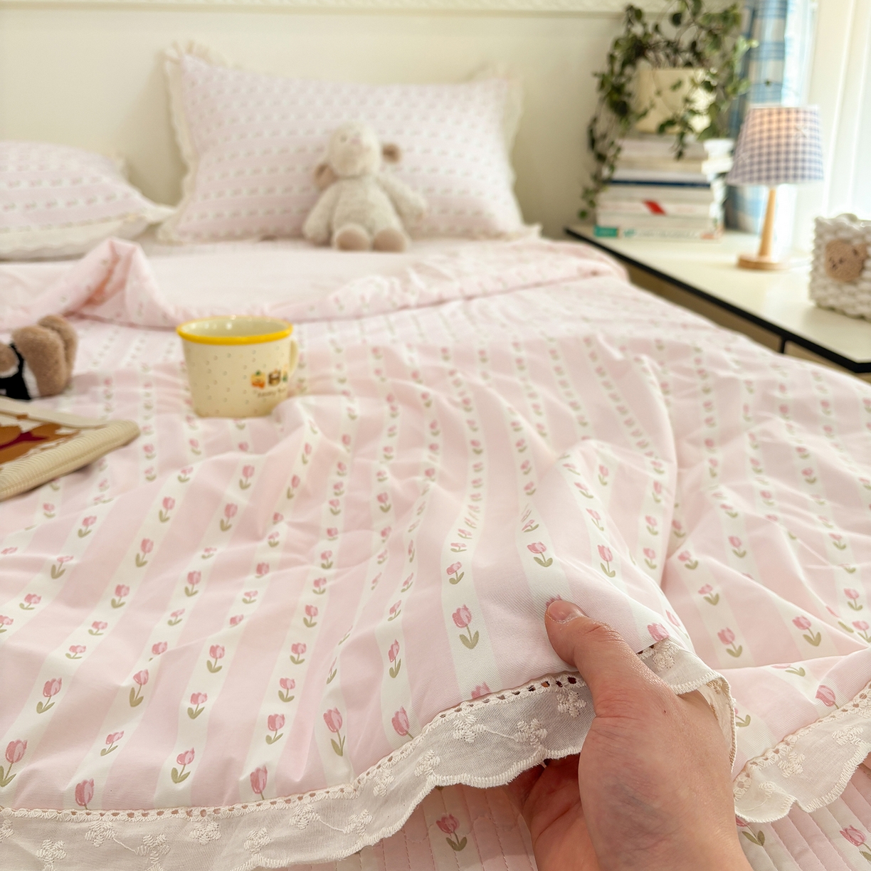 91家纺网 家纺一手货源 找家纺 优悦生活馆 2026新款花边款锦氨凉感丝夏被 粉黛