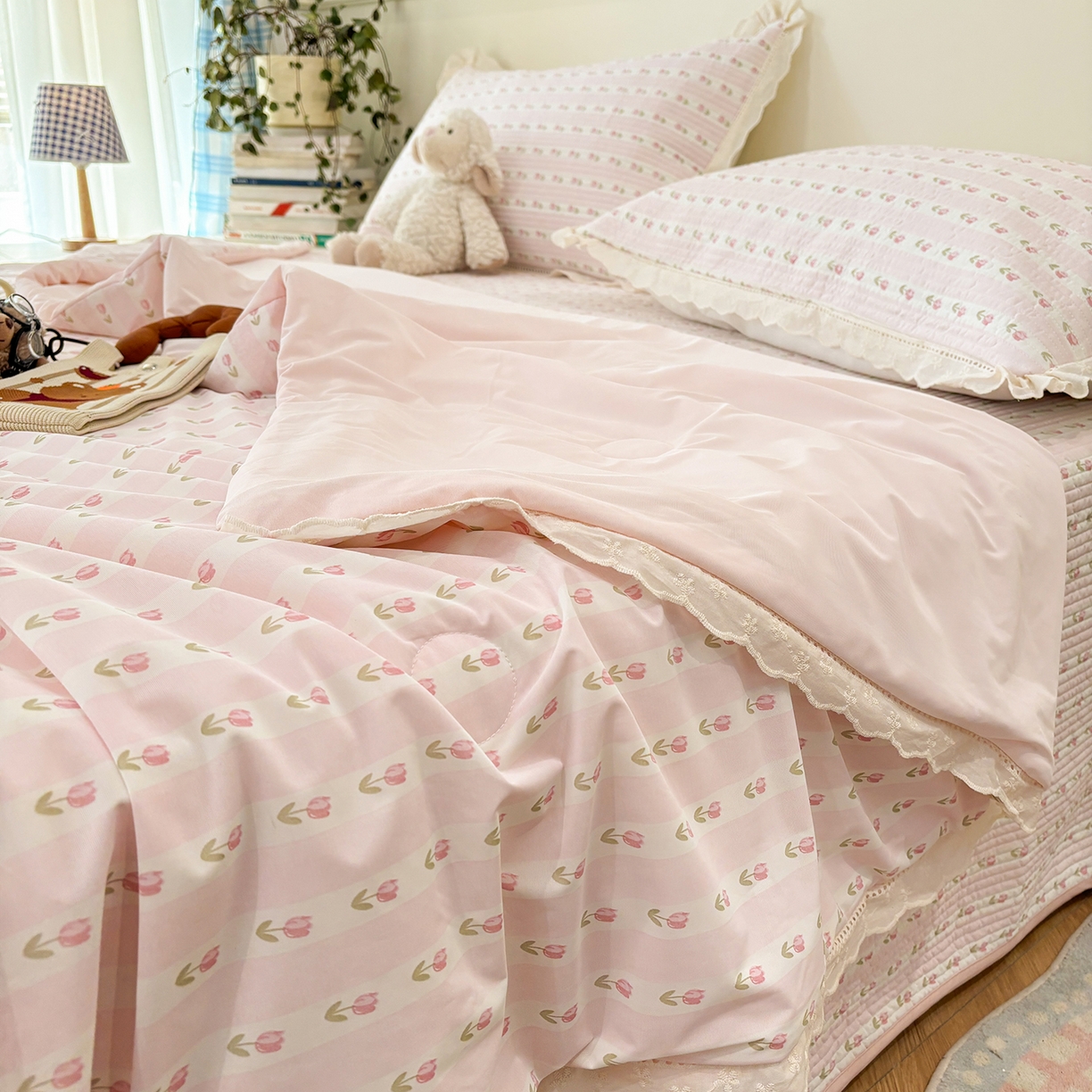 91家纺网 家纺一手货源 找家纺 优悦生活馆 2026新款花边款锦氨凉感丝夏被 粉黛